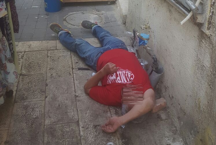 אנשים חולפים על פניו ולא שואלים שאלות: דר רחוב במדרחוב (צילום מתנדבים)